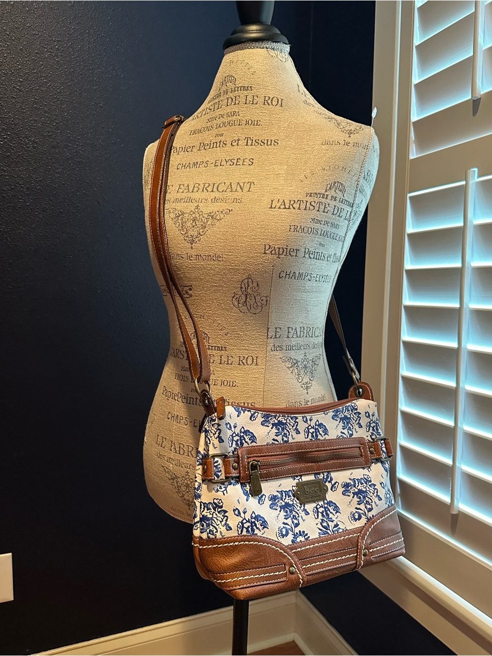 b.o.c. Floral Canvas Crossbody Bag in Blue and Tan Trim - Picture 2 of 7